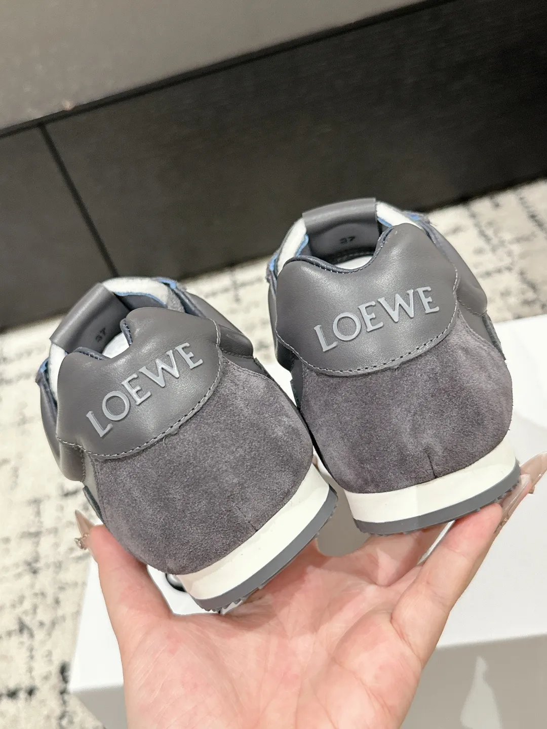 👟👟Ex-factory price 620👟👟 #couples model Top version LOEWE 25/ Latest catwalk model Ballet Runner 2.0. Couple model Ballet Casual Sports Shoes Moral Training Shoes Forrest Gump Shoes Original purchase and development Production Fabric matching Repeated selection of materials Nylon and calfskin leather sneakers featuring an asymmetric toe design, sock-like internal construction, and lightweight rubber outsole extending to the toe. ✔️Fabric: original customized imported first-layer cowhide ✔️Lining: imported soft sheepskin + mesh lining ✔️Sole: original molded anti-slip rubber material ✔️Sole thickness: increased by 2.5CM ✔️Size: #35-45 (45 for women, 45 for men, custom-made, non-refundable)